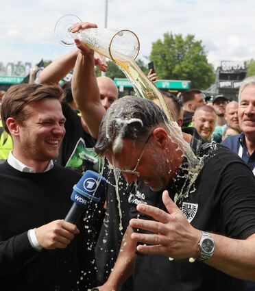 Bierdusche für Preußen-Trainer Sascha Hildmann nach dem Aufstieg.