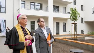 Bischof Dr. Karl-Heinz Wiesemann hält segnet im Beisein von GSW-Geschäftsführer Christian Rohatyn (r.) das Gebäude.