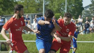 Brühls Aiman Kurt gerät in dieser Szene zwischen die Rheinauer Alessandro Mormone (li.) und Maurice Krämer (re.). Doch so richtig zu fassen waren die Gäste vom FVB nicht und setzten sich bei Rot-Weiß mit 4:1 durch.