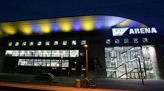 Mannheim. SAP-Arena. Erstmals beleuchtete Arena. Am 24. August bestreiten die Rhein-Neckar Löwen ihr erstes Testspiel in der SAP ARENA. Zu Gast um 19.30 Uhr ist der VfL Gummersbach.
Bild: Markus Proßwitz 
Bilder auch online abrufbar - Neue-/ und Archivbilder. www.masterpress.org
