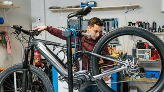 Fahrrad-Check in einer Werkstatt: Für die Reparatur von E-Bikes, die beim Discounter gekauft wurden, kann die Suche nach einem Dienstleister schwierig werden.