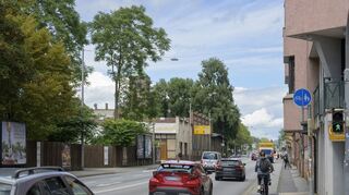 So sah die Mittermaierstraße lange aus. Nun sind Fahrradsymbole auf die beiden jeweils äußeren Fahrspuren gemalt: Ab sofort müssen Radfahrer nicht mehr ausschließlich den Radweg nutzen.