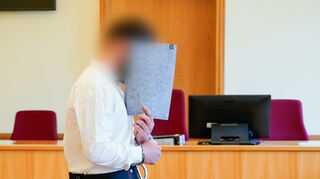 Der Angeklagte kommt in den Verhandlungssaal des Amtsgerichts. Nach der Befreiung eines Häftlings der Justizvollzugsanstalt (JVA) Mannheim während eines Arztbesuchs müssen sich zwei mutmaßliche Fluchthelfer am Dienstag vor dem Amtsgericht Ludwigshafen verantworten.