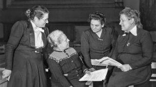 Helene Wessel (v.l., Zentrumspartei), Helene Weber (CDU), Friederike Nadig (SPD) und Elisabeth Selbert (SPD) gelten als Mütter der Verfassung.