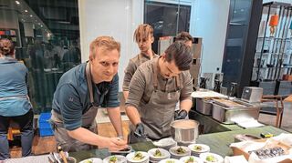 Engelhorn Gourmetfestival 2024 Dominik Paul (l.) und sein Team aus dem Opus V in Mannheim richten an.