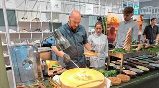Engelhorn Gourmetfestival 2024 Timo Böckle bereitet im Bergkäselaib Schwabenkornspätzle zu.
