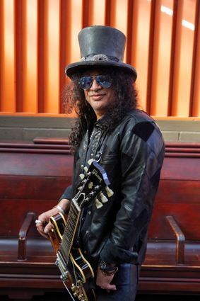 Slash gehört zu den wenigeren Rockgitarristen heutzutage, die auch mit ausgedehnten Soli ein großes Publikum begeistern.