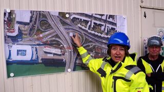 Heike Kamenz, Bereichsleiterin des WBL, erläutert am Plan die Baumaßnahmen im Untergrund des Brückenkopfs