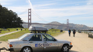 Der Mercedes voller Unterschriften steht vor der Golden Gate Bridge in San Francisco.