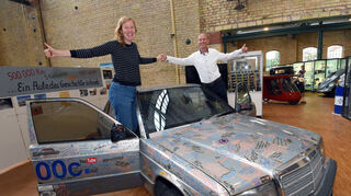 Mit ihrem Mercedes voller Grußbotschaften waren Melanie und Stefan auf Weltreise. Das Auto steht aktuell im Ladenburger Automuseum.
