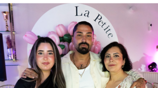 Ein echter Familienbetrieb: Tolunay Sahin (Mitte) hat ihn mit seiner Mutter (r.) gegründet. Wenn viel zu tun ist, hilft die erweiterte Familie wie seine Schwägerin (l.) aus.