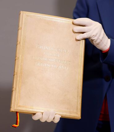 Sollte mit Handschuhen angefasst werden: die Originalausgabe des Grundgesetzes von 1949.