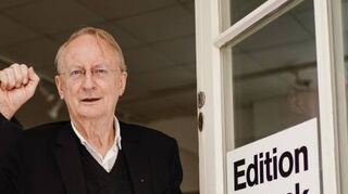 Klaus Staeck in seiner Heidelberger Galerie.