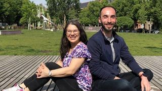 Nalan Erol und Dennis Ulas am Neumarkt in der Neckarstadt-West. Die beiden Mannheimer kandidieren bei der Kommunalwahl 2024 für die Linke – und haben in der Stadt einiges vor.