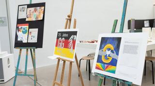 Bei der Feier zum 75. Jahrestag des Grundgesetzes in der Kunsthalle zeigten Jugendliche von List- und Curie-Schule eindrucksvolle Plakate.