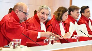Hüter der Verfassung: der Präsident des Bundesverfassungsgerichts, Stephan Harbarth (2. v. l.), inmitten des Ersten Senats des Gerichtes.