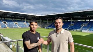SVW-Neuzugang Seyhan Yigit mit Anthony Loviso, Technischer Leiter Sport, im Carl-Benz-Stadion
