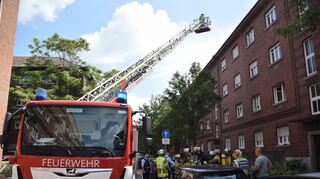 Mit einer Drehleiter wurden Menschen aus einem brennenden Haus in Mannheim gerettet.