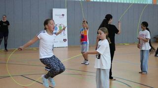 Am Ende des Workshops präsentierten die Viertklässler der Fröbelschule Mitschülern und Eltern unterschiedliche Choreographien des Seilspringens.