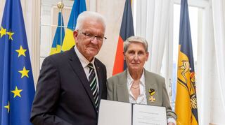 Waltraud Eschelbach (r.) mit Ministerpräsident Winfried Kretschmann der Verleihung des Verdienstordens des Landes.