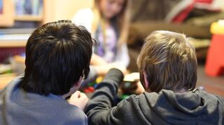 Zwei Kinder spielen bei einer Bereitschaftspflegefamilie (Symbolbild).