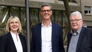 Wechsel beim Fördererkreis: Bettina Henkmann (v.l.), Michael Kost und Hans-Jürgen Buderer vor dem Peter- und Traudl Engelhornhaus.