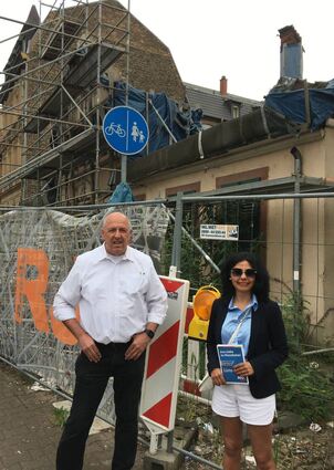 Die AfD-Kandidaten Heinrich Koch und Nihal Sariyildiz vor der Ruine des Alten Relaishauses in Mannheim. Diese sehen sie als eine der „Problemzonen“ in ihrem Heimatstadtteil Rheinau.
