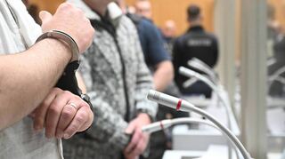 Ein Angeklagter wird in Stuttgart-Stammheim zu Beginn des Prozesses gegen Reichsbürger, die mutmaßlich einen Umsturz in Deutschland geplant haben sollen, in den Gerichtssaal geführt.