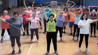 Die Gymnastikgruppe des TV Bürstadt mit den Übungsleiterinnen Rosie Rick (vorn v. r.), Annerose Benedum und Uschi Wemlinger.