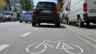 Am Donnerstag auf einem Radweg in der Käfertaler Straße abgestelltes Auto. Da der Warnblinker an ist, hatte der Fahrer möglicherweise auch eine Panne.