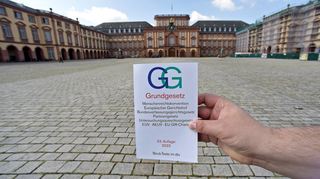 Mit einem Fest auf dem Ehrenhof sollen am Samstag mehrere tausend Menschen das Grundgesetz und die Demokratie feiern.