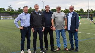 Jens Dunemann (v.l.), Bastian Geiser, Ralf Worch, Gerhard Herpich-Reisig und Horst Seyfferle haben sich mit dem Kunstrasen-Projekt ein hohes Ziel gesetzt.