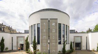 Die Synagoge in der Häusserstraße wurde 1994 eingeweiht. Errichtet wurde sie nach Plänen des Architekten Alfred Jacoby, die Glasfenster stammen von Brian Clarke.