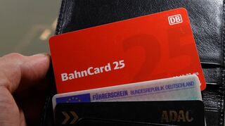 Die Plastikkarte verschwindet demnächst sukzessive aus den Geldbeuteln. Die Deutsche Bahn will Bahncards künftig nur noch digital vergeben.