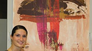 Die Yoga-Performance-Künstlerin Fabienne Schäfer stellt ihre Werke bei der KIL in Hofheim aus.