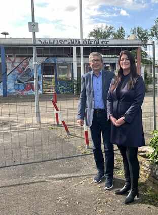 Die ML-Kandidaten Sylvia Rolke und Thomas Steitz vor dem alten Eisstadion am Friedrichspark. Das Areal mitten in der Stadt steht für die beiden Bezirksbeiräte beispielhaft für viele Probleme, die Mannheim hat.