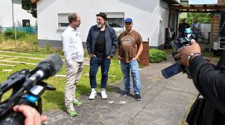 Die Gastgeber Chris Rihm (v.l.), Markus Sprengler, Michael Klesius an den Mannheimer Benz-Baracken.