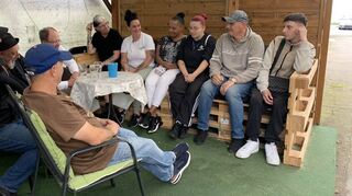 Von links im Uhrzeigersinn: Michael Klesius, Lothar, Markus Sprengler, Chris Rihm, Beate, Ela, Jannie, Leann, Elvis und Pascal sprechen im Haus der verstorbenen Dagmar über Kommunalpolitik.