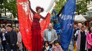 OB Christian Specht (mitte) und Stadtfest-Cheforganisatorin Christine Igel (rechts) mit den Stelzenwesen von Juxart auf den Planken.