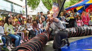 Ganz nah dran an den jungen Gästen: Der Feuerkünstler Kevin Rigby bei der Eröffnung des Kinderfestes vom Stadtfest.