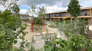 Das Außengelände der künftigen Spinelli-Grundschule sieht schon ziemlich komplett aus – aber im Inneren des Holzhybrid-Gebäudes gibt es noch viel zu tun.