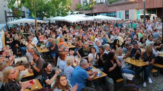 Ein lauer Sommerabend, kühle Getränke und die Sommerbühne: Die Viernheimer können sich auf viele schöne Programmpunkte freuen.