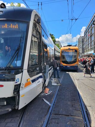 Zwei Straßenbahnen sind am Samstagmittag am Mannheimer Paradeplatz zusammengestoßen.