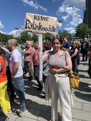 Eine Gegnerin Sahra Wagenknechts hielt ein Schild mit der Aufschrift "Keine Putinknechte" hoch.