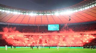 Kaiserslauterns Fans sorgten kurz nach Beginn der zweiten Halbzeit für eine Spielunterbrechung.