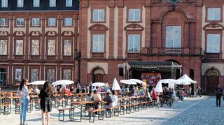 Statt den erhofften tausenden Menschen sind über den Tag hinweg nur etwa 800 auf den Ehrenhof gekommen.