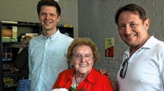 Die 93-jährige Zeitzeugin Karla Spagerer mit Paul Wenzel (l.) und Markus Schwarz-Riehle.