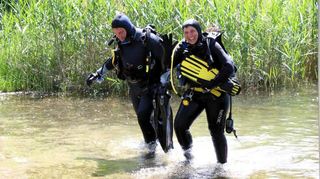 Zum Beginn der Tauchsaison machen die Wassersportler sauber – und haben Spaß dabei.