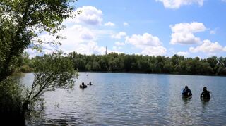 Saubermachen im See: Die Taucher bereiten sich auf ihren Einsatz unter Wasser vor.