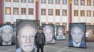 „Gegen das Vergessen“: Hier zeigen großformatige Porträts des Fotografen Luigi Toscano Holocaust-Überlebende auf dem Uniplatz in Heidelberg.